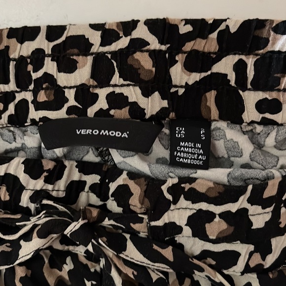 Vero Moda leopard print shorts 100% viscose size S - Picture 2 of 3